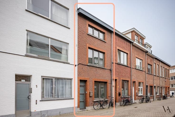 Volledig gerenoveerde stadswoning met zonnig stads- en da...
