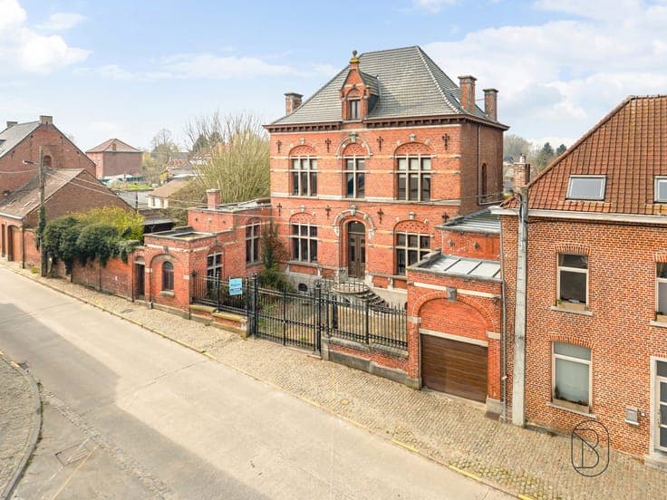 Charming TOWNHOUSE with BEAUTIFUL GARDEN!