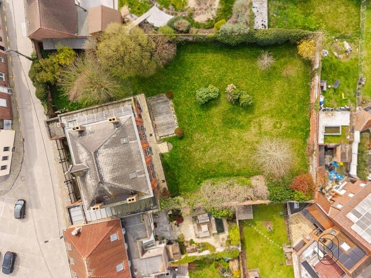 Charming TOWNHOUSE with BEAUTIFUL GARDEN!