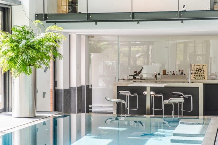 An Exceptional Architecture on the Edge of the Golf Course