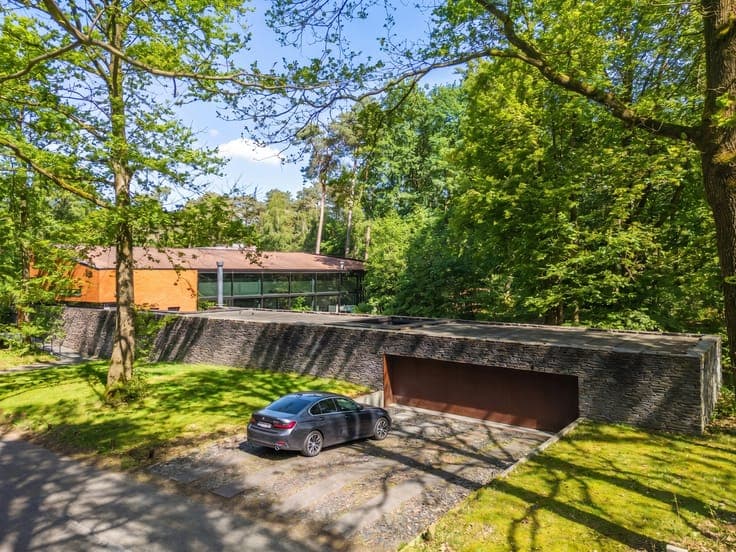 An Exceptional Architecture on the Edge of the Golf Course