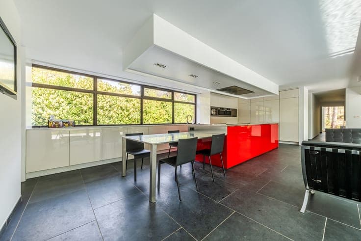 An Exceptional Architecture on the Edge of the Golf Course