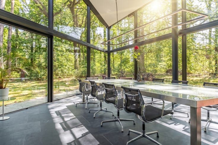 An Exceptional Architecture on the Edge of the Golf Course