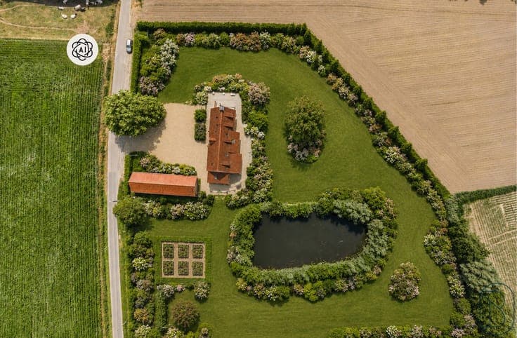 Uniek casco-landhuis met bijgebouw en vijver op TOP ligging!