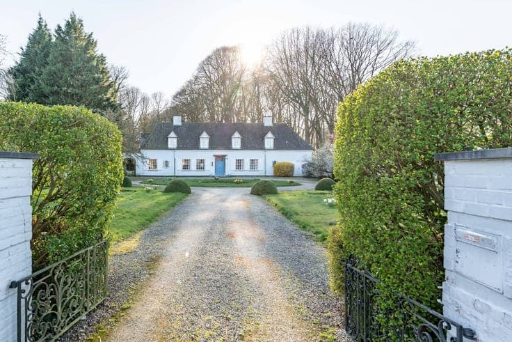 Classic villa for sale along the Zeeweg in Varsenare