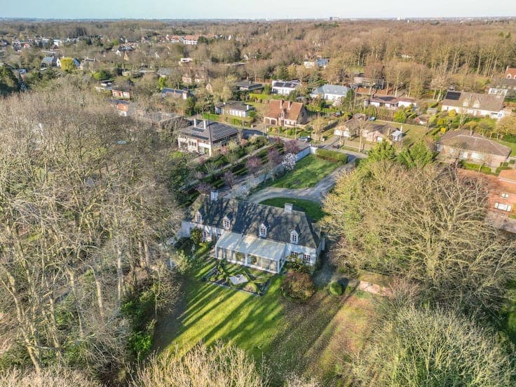 Classic villa for sale along the Zeeweg in Varsenare