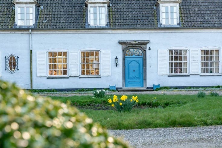 Classic villa for sale along the Zeeweg in Varsenare