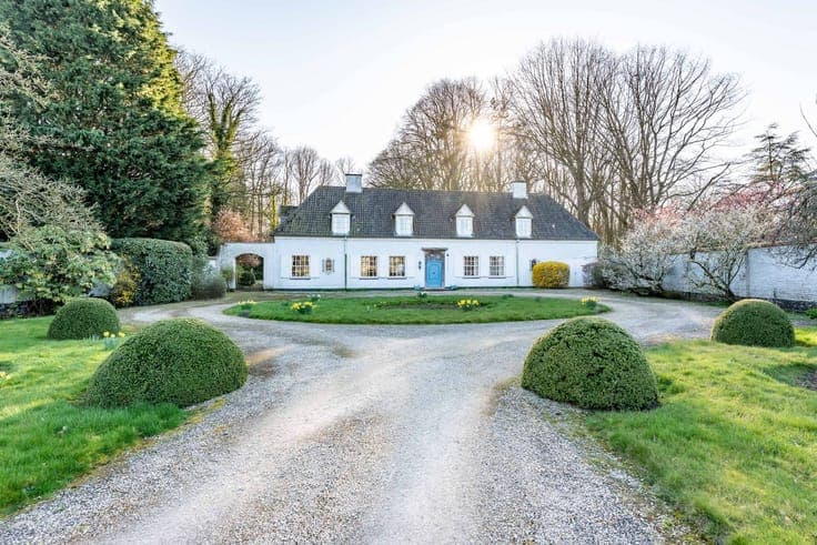 Classic villa for sale along the Zeeweg in Varsenare