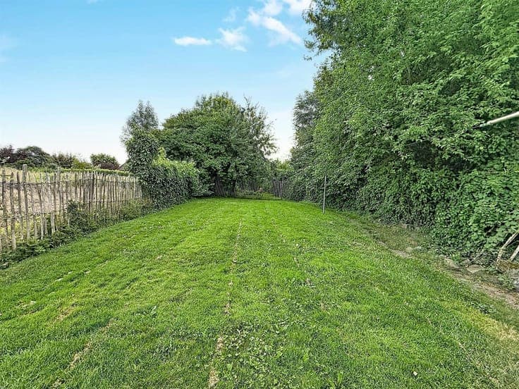 Ruime rijwoning met 5 slkps, inrichtbare zolder, tuin, 5a 47