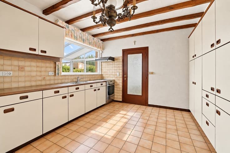 Te renoveren halfopen bebouwing met 3 slaapkamers, zolder...