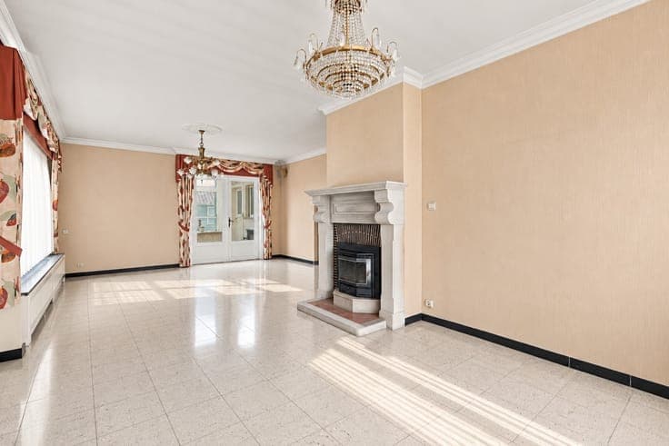 Te renoveren halfopen bebouwing met 3 slaapkamers, zolder...