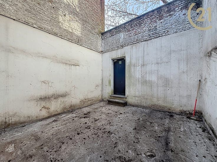 Renovation property with potential, close to all amenities!