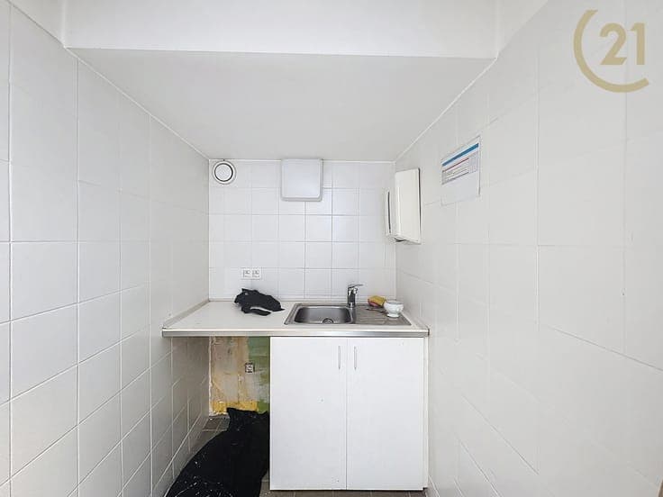 Renovation property with potential, close to all amenities!