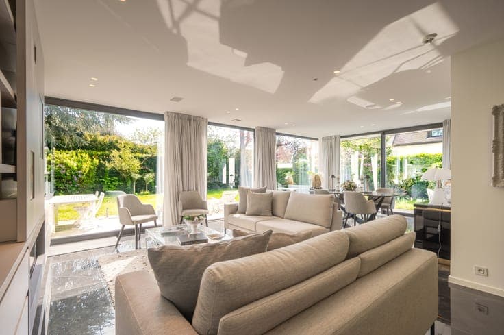 Renovated semi-detached villa, quietly situated on a seco...