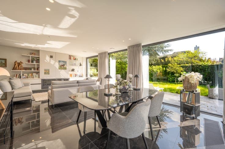 Renovated semi-detached villa, quietly situated on a seco...