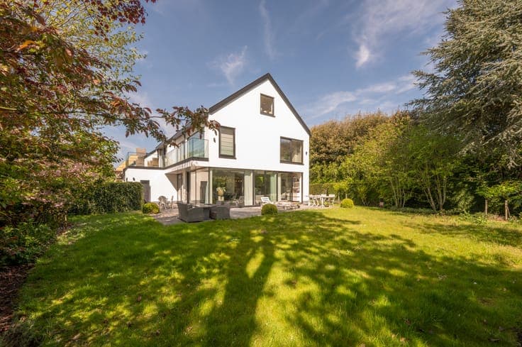 Renovated semi-detached villa, quietly situated on a seco...