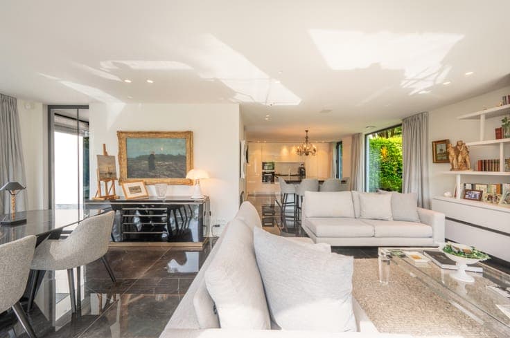 Renovated semi-detached villa, quietly situated on a seco...