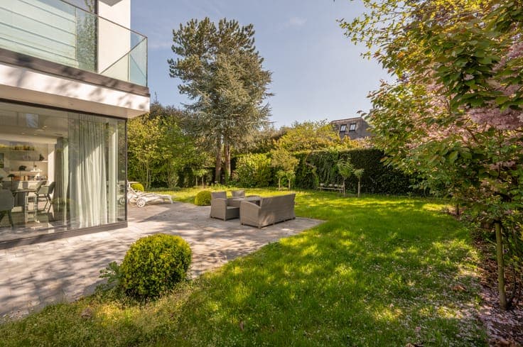Renovated semi-detached villa, quietly situated on a seco...