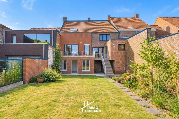 Een ruime gezinswoning (voorheen twee woningen) met 3 sla...