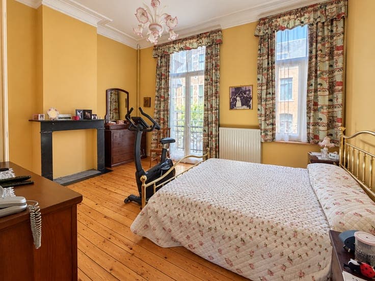 Charming 214 m² townhouse with large south-facing garden