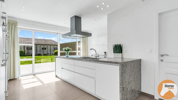 MEISE – Landelijke woning met 3 loodsen op prachtig perceel