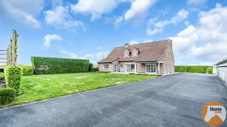 MEISE – Landelijke woning met 3 loodsen op prachtig perceel
