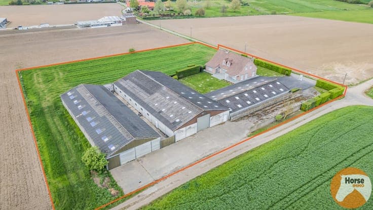 MEISE – Landelijke woning met 3 loodsen op prachtig perceel