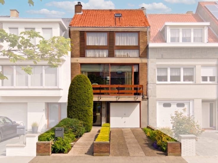 Architect-designed house, 3 bedrooms, garage and garden