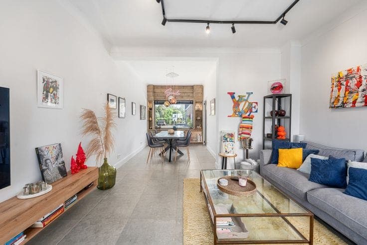 Guide Price | Beautifully renovated home close to the centr…