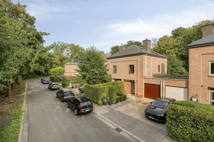 Bright ready-to-move-in house with garage and garden in Sint