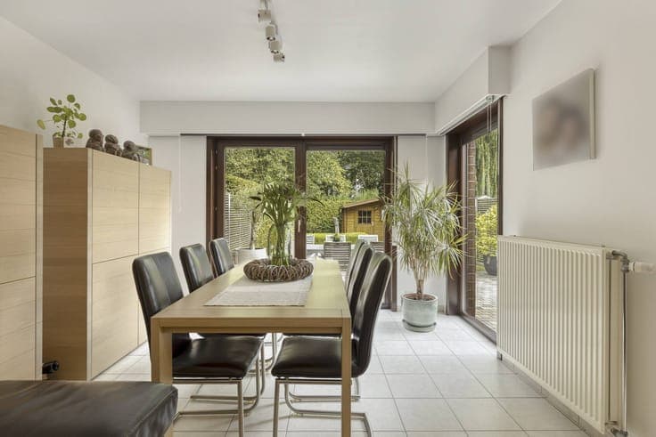 Bright ready-to-move-in house with garage and garden in Sint