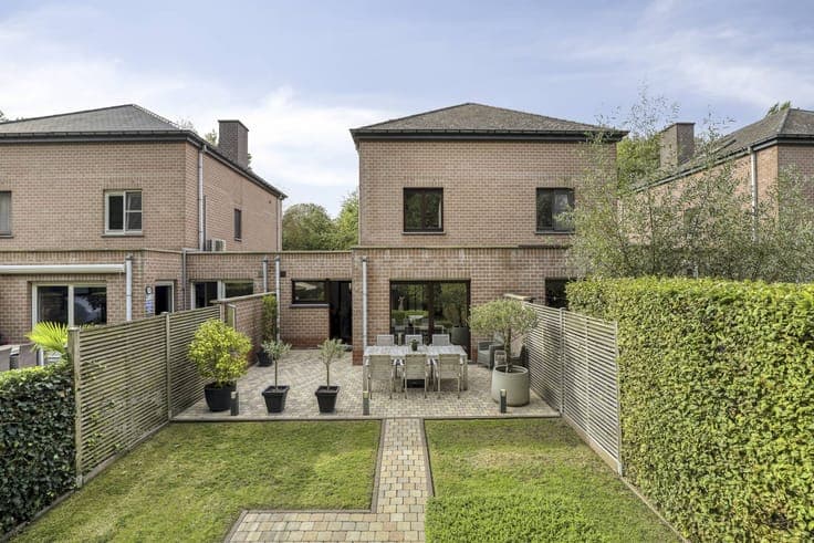 Bright ready-to-move-in house with garage and garden in Sint