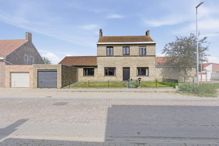 Spacious 5-bedroom house in Izenberge