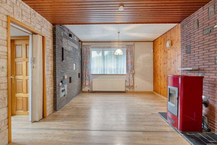 Solid three-storey house on a quiet square in Vilvoorde.
