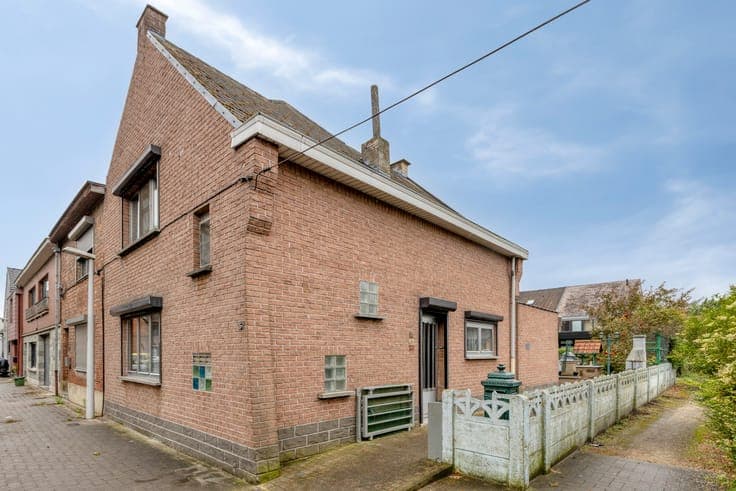 Solid three-storey house on a quiet square in Vilvoorde.