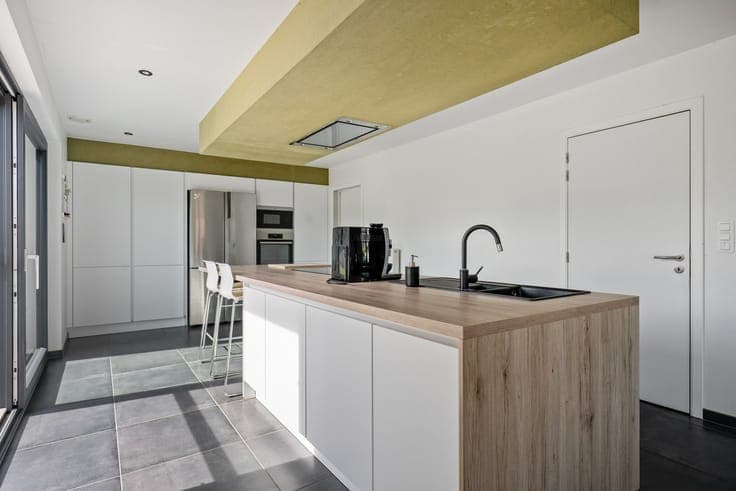 Energiezuinige villa met praktijkruimte en 4 slpkrs