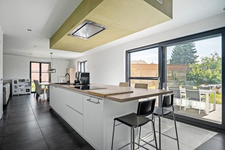 Energiezuinige villa met praktijkruimte en 4 slpkrs