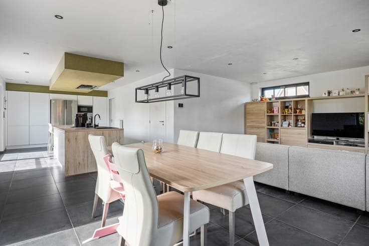 Energiezuinige villa met praktijkruimte en 4 slpkrs