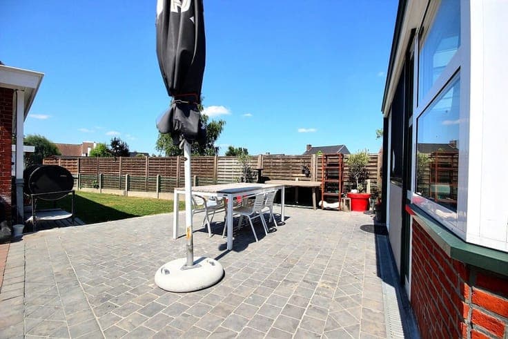 Maison 3 Façades avec Grand Garage et 4 Places de Parking à