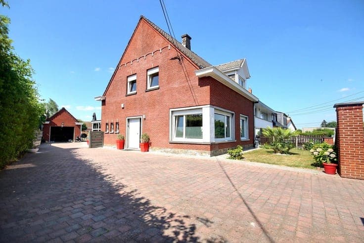 Maison 3 Façades avec Grand Garage et 4 Places de Parking à