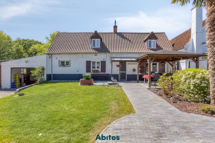 Authentic farmhouse with 5 bedrooms on a unique 6,546 m² ...