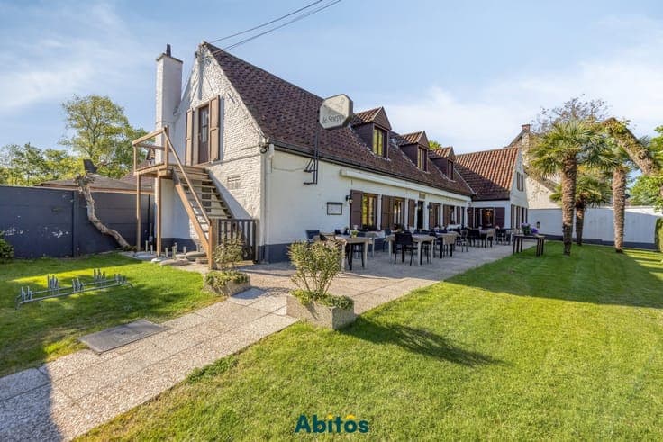 Authentic farmhouse with 5 bedrooms on a unique 6,546 m² ...