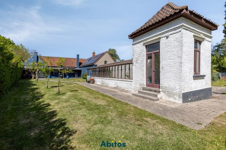 Authentic farmhouse with 5 bedrooms on a unique 6,546 m² ...