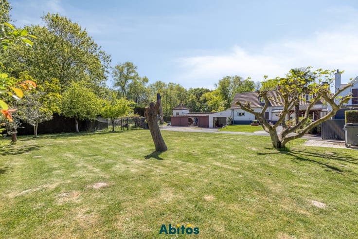 Authentic farmhouse with 5 bedrooms on a unique 6,546 m² ...