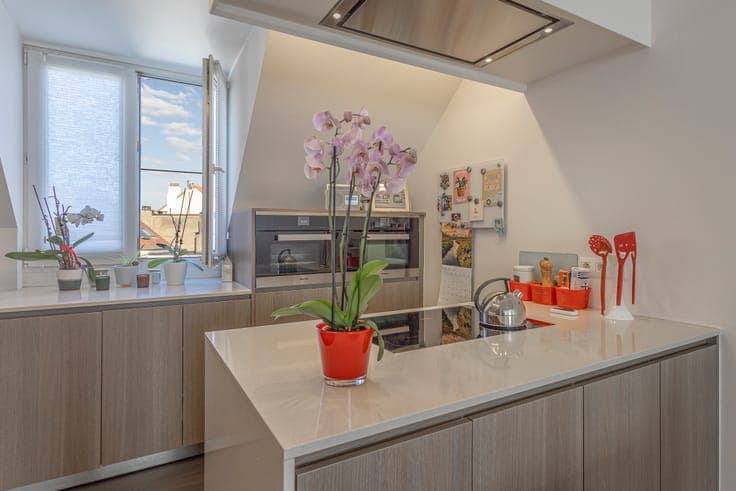 Very well-maintained mixed-use property, office and house.