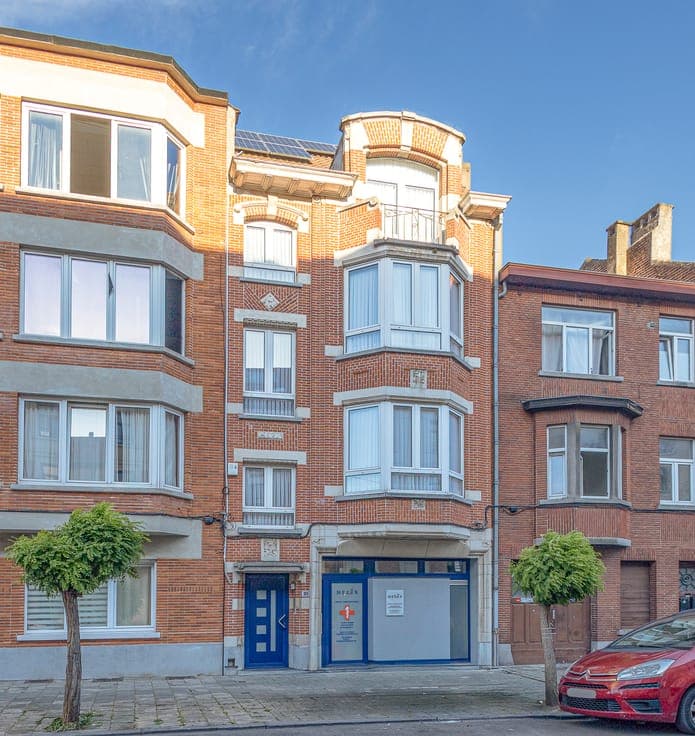Very well-maintained mixed-use property, office and house.