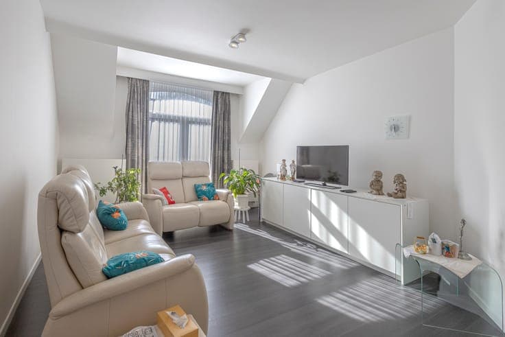 Very well-maintained mixed-use property, office and house.