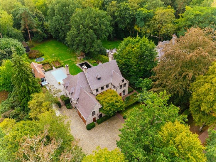 A stately villa in the Norman style in a prime location in S