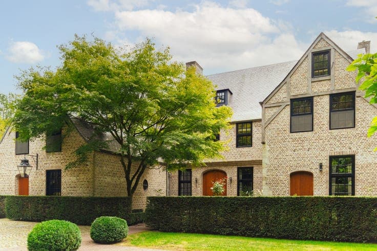 A stately villa in the Norman style in a prime location in S