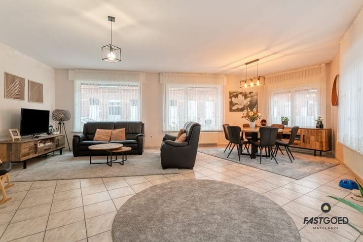 Instapklare 4-slpk hoekwoning op topligging